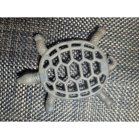 Vintage Ware 8 1/8" Inch Cast Iron Skillet No 5 with turtle trivet - Picture 9 of 10